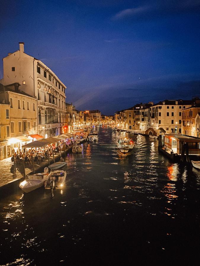 Palazzo Veneziano Direct At The Canal With Roof Terrace Venedig