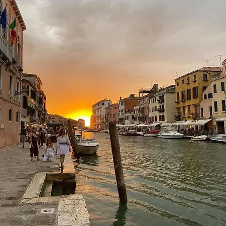 Palazzo Veneziano Direct At The Canal With Roof Terrace Exterior photo